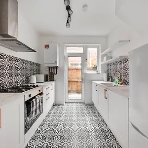  Apartment Beautifully Modern 2-bed W/garden